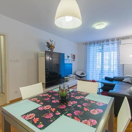 Апартаменти Flexible Selfcheckins 35 - - Garage - Loggia - New